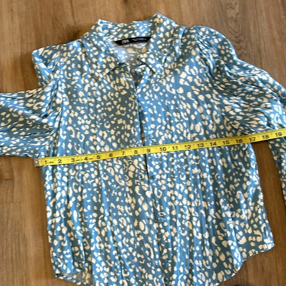Zara blue and white rare Marilyn long sleeve button down collared blouse…
